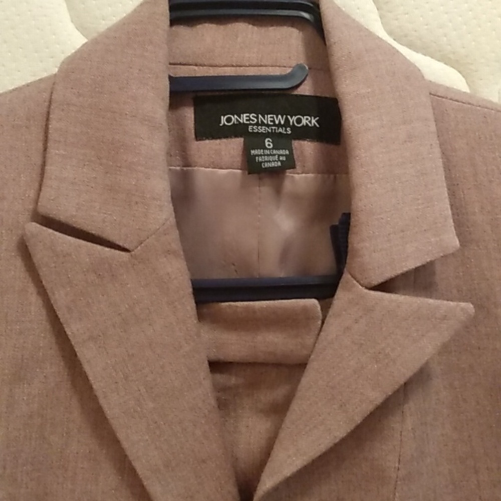 Ladies pure wool Suit, Jones New York size 6.